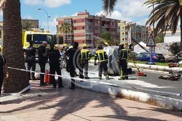 Aparatoso vuelco lateral de un vehículo en la Avenida del Cabildo de Telde/TA.